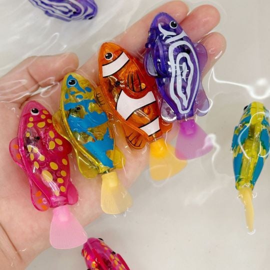 سمكة روبوت سحرية متوهجة (4 قطع) - ألعاب سباحة بإضاءة LED تعمل بالماء 🐠✨