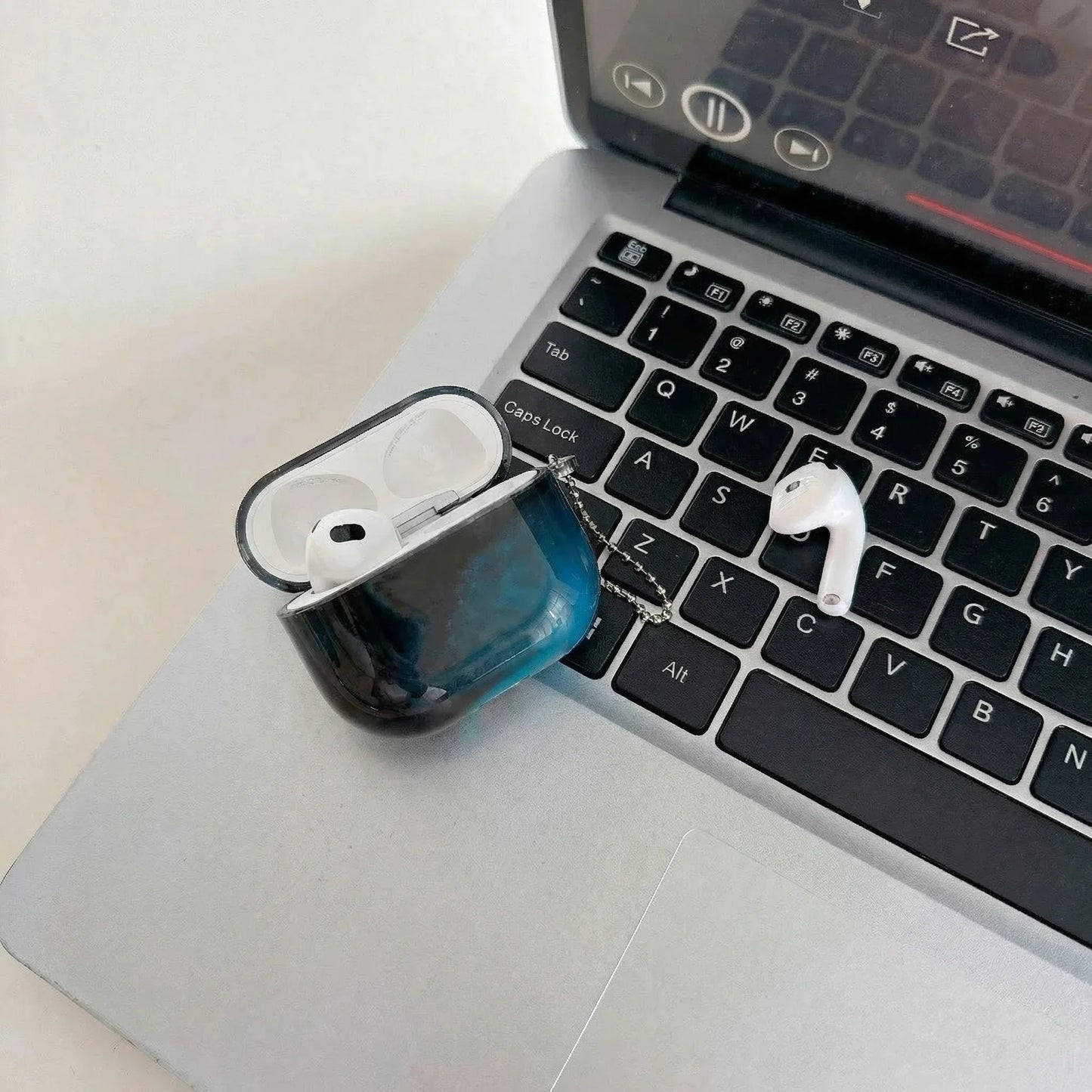 جراب سماعة أذن لامع براق سائل رملي لسماعات AirPods 4 3 2 1 و AirPods Pro 3 2، غطاء سماعة رأس لامع متحرك رملي رائع مظلم